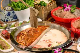 85年的重庆非遗老火锅，毛肚鸭肠鲜黄喉，菜品上桌还带着圣旨图片
