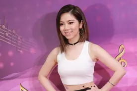 邓紫棋真厉害！一件背心走天下，网友：敢这么穿的只有她图片