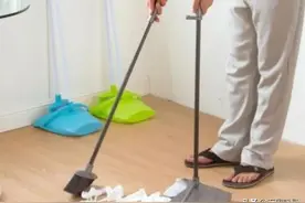 只知道用清水拖地？教你5个小妙招干净又省力，快来学学吧！图片