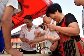 大学生毕业后找不到工作，靠卖蔬菜年赚100万，这赚钱模式太牛了图片