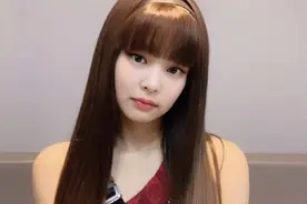 Jennie 齐刘海美妮图片