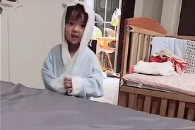 爸爸向女儿索要拥抱，没想到翻了车，结局让网友笑出“鹅叫”图片