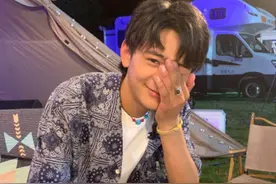 丁真跌落神坛，上综艺、接广告、直播卖货，他成为了一位明星图片