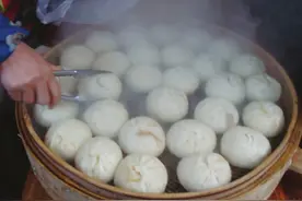 蒸包子或馒头，白案师傅教你3个技巧，出锅个个又大又软，香喷喷图片