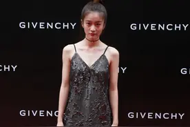 张雪迎身穿吊带小裙子，展现完美直角肩图片