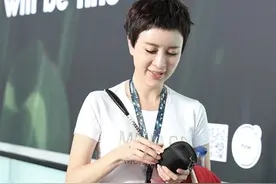 45岁金巧巧美如少女一般，白T恤搭配红色运动裤走机场，减龄时髦图片