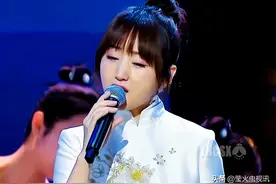 杨钰莹最新美照，改良旗袍搭丸子头气质柔美，梨花带雨惹人怜图片