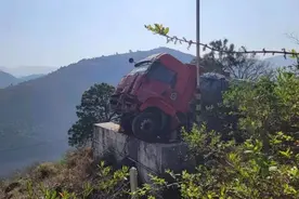 刹车失灵冲向自救匝道，监控记录下惊险一幕......图片