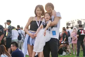 拉黑李诞，怼大张伟，绝不跟女粉丝搭讪，把“疯狂的爱”都给了老婆孩子：真“滚圈男神”彭磊图片