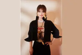 赵薇罕见造型翻车，红色连衣裙配大爱心太土了，塌腰驼背气质全无图片