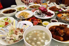 表哥为“千金”办满月酒宴，1880元一桌都有哪些菜？您觉得值吗？图片