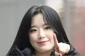 叶舒华又被嘲笑了！身材比队友们胖了一圈，作为组合门面备受争议图片