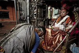 探秘尼泊尔活女神，脚不沾地月经来了就退休，之后才开始学走路图片