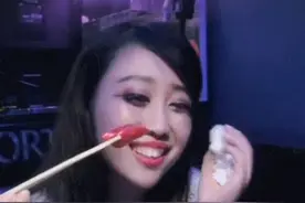 带女人吃饭一定要吃辣的，越辣越好图片