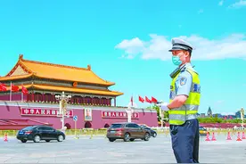 离五星红旗最近的“最帅交警”：稳稳接过前辈的接力棒图片