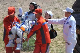 航天员返回地球后，为什么都站不起来，要坐在轮椅上？牺牲太大了图片