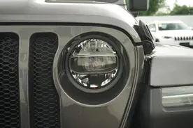 非承载车身+三把锁，外观经典内饰耐造，Jeep牧马人越野强者图片