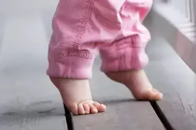 “光脚派”和“穿袜派”之争引发婆媳矛盾，宝宝穿袜更健康？图片