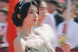 青岛大学运动会｜举牌女孩因超高颜值走红，评论区却“骂声一片”图片