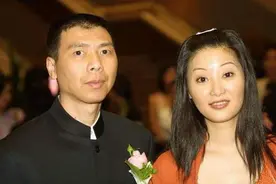 徐帆：不被王志文珍惜，嫁冯小刚至今丁克，连养女都跟她老公很像图片