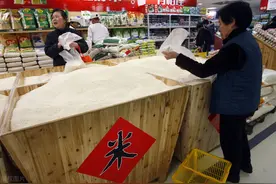 买大米时，并非越贵就越好，认准包装“3行字”，再便宜都是好米图片
