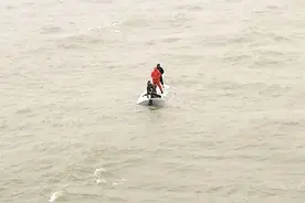 一艘快艇翻沉 3人落入海中 沧州船员紧急救起落水人员图片