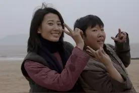 “不老童星”侯祥，演了十几年小孩角色，34岁跟老婆站一起像母子图片