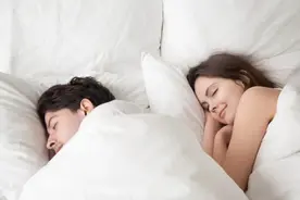 枕头不对全身受累，如何挑选枕头看这两点图片
