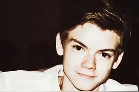 冻龄男神竟然也31岁了！谁没被小时候的他萌哭？图片