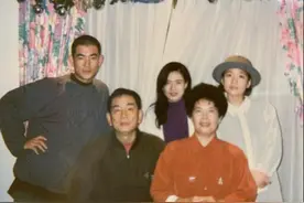 54岁任贤齐晒全家福，姐姐高颜值不输明星，老婆被评"丑妻"？图片