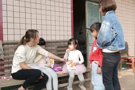 后妈带继女去姐姐家，姐姐骂她是野孩子，后妈用自己的爱温暖了她视频封面