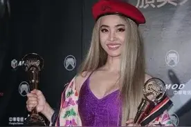 蔡依林这身材还敢挑战连体装，不仅不丑还挺时髦，也就她有这胆量图片