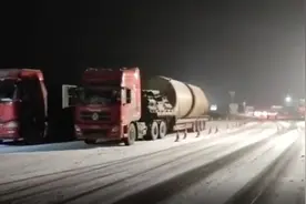 甘肃河西多地降雪：国道227线扁都口段五十辆货车滞留图片