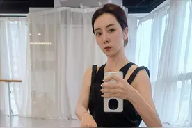 央视女主持李思思真自律，下班穿吊带骑行裤跳舞，小腿肌肉太发达图片