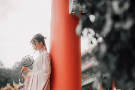 故事：女将军出征归来后，等了她4年的皇帝立马下旨，册封为皇后图片