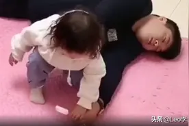 爸爸晕倒在地，孩子愣了，下一秒之后让人哭笑不得图片