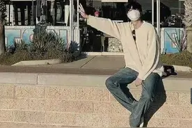 李敏镐脸部消肿帅回金叹！穿针织衫韩剧男主范满满，超模腿太抢眼图片