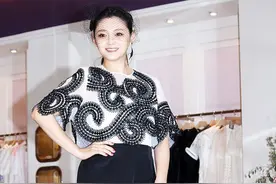 大S越穿越胆大，黑裙开衩高到外露“安全裤”，身高163也有大长腿图片