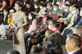 成龙陈道明罕合体！成龙发言后对主持人鞠躬？陈道明身后默默鼓掌图片