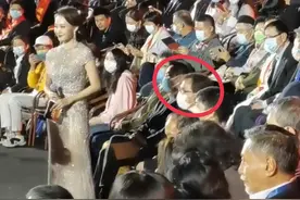 成龙陈道明罕合体！成龙发言后对主持人鞠躬？陈道明身后默默鼓掌图片