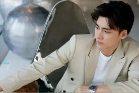 李易峰穿米色西装出席活动，佩戴高级腕表帅气十足图片