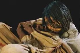 安第斯山脉挖出古墓，墓中找到坐立500年的少女，面容仍完好无损图片