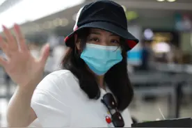 张靓颖卡通T恤现身机场！可爱减龄图片
