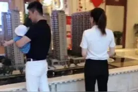 “最潮爷爷”抱孙女看房盘走红，网友调侃：孙女婿的位置我预定了图片
