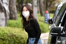 全智允穿黑色针织衫瘦得抢镜，牛仔半裙把身材比例勾勒得更完美图片
