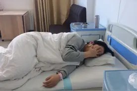 相差17岁的母子恋，面对怀孕这件事，丈夫表示：毫无压力图片