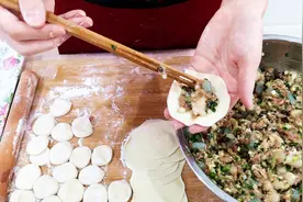 饭店里的三鲜水饺为啥好吃，原来调馅有诀窍，厨娘详解，流口水了视频封面