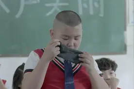 熊孩子以为袜子里有礼物，脱了袜子熏到全体师生，太逗了