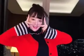 李小璐自备战袍年末狂欢，黑白丝袜浓浓乡土风，被指并无红毯可走图片