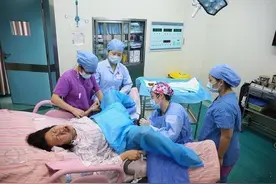 产妇生娃尴尬事，用力过猛解决“生理需求”，医生一脸淡定还夸好图片